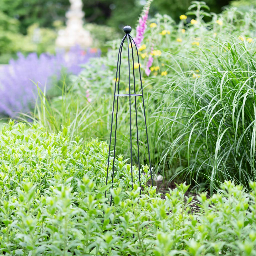 Queen Classic Black Metal Garden Obelisk